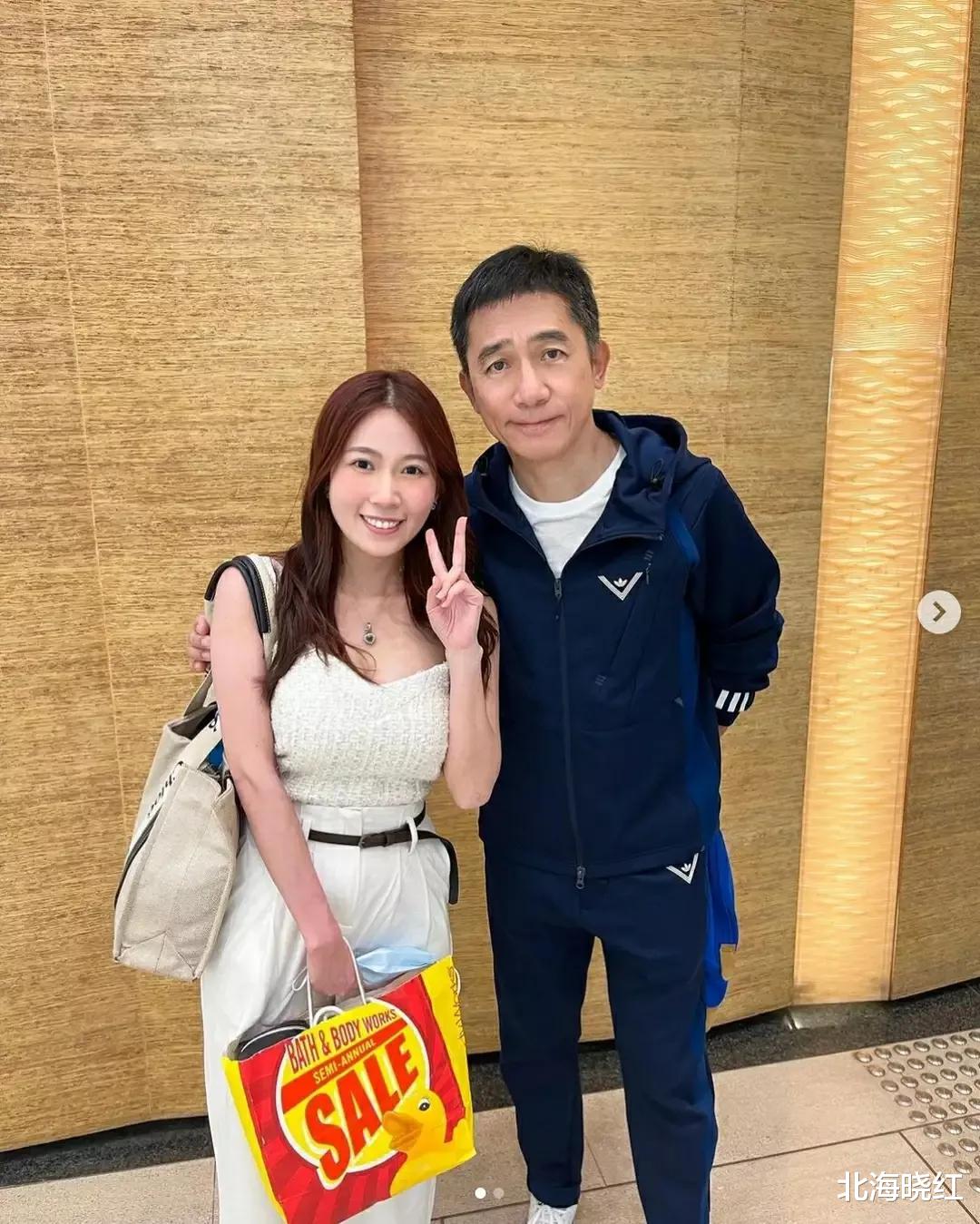 梁朝伟|梁朝伟在日本与性感女暧昧，刘嘉玲在家用行动反击，网友开心就好