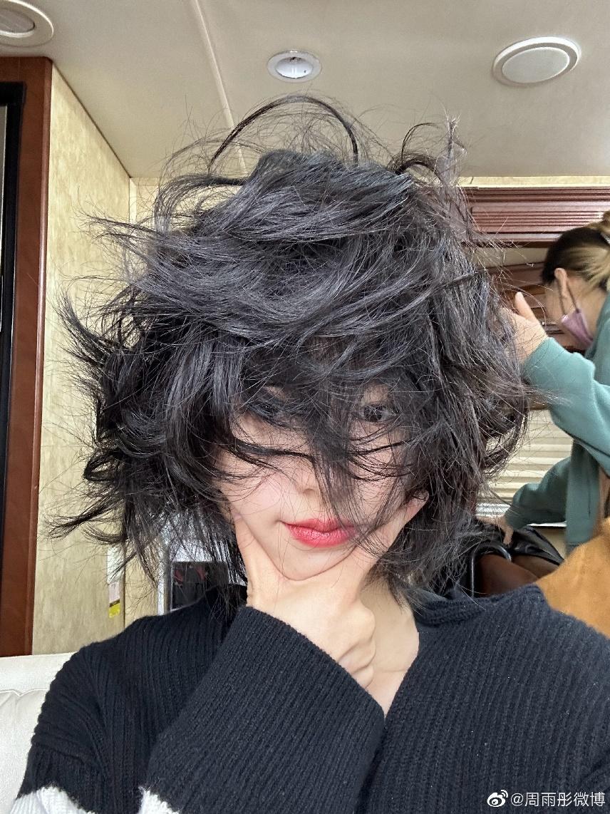 周雨彤拆完头套后的发型，头上顶着龙卷风，炸毛还是挡不住美貌