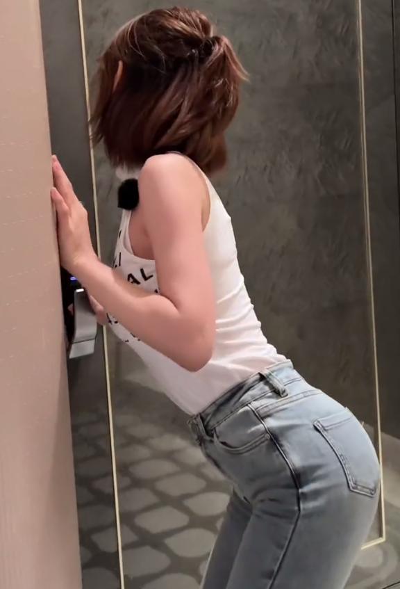 |网红聂小雨化身“小厨娘”,撅屁股做饭引争议,网友:真做作