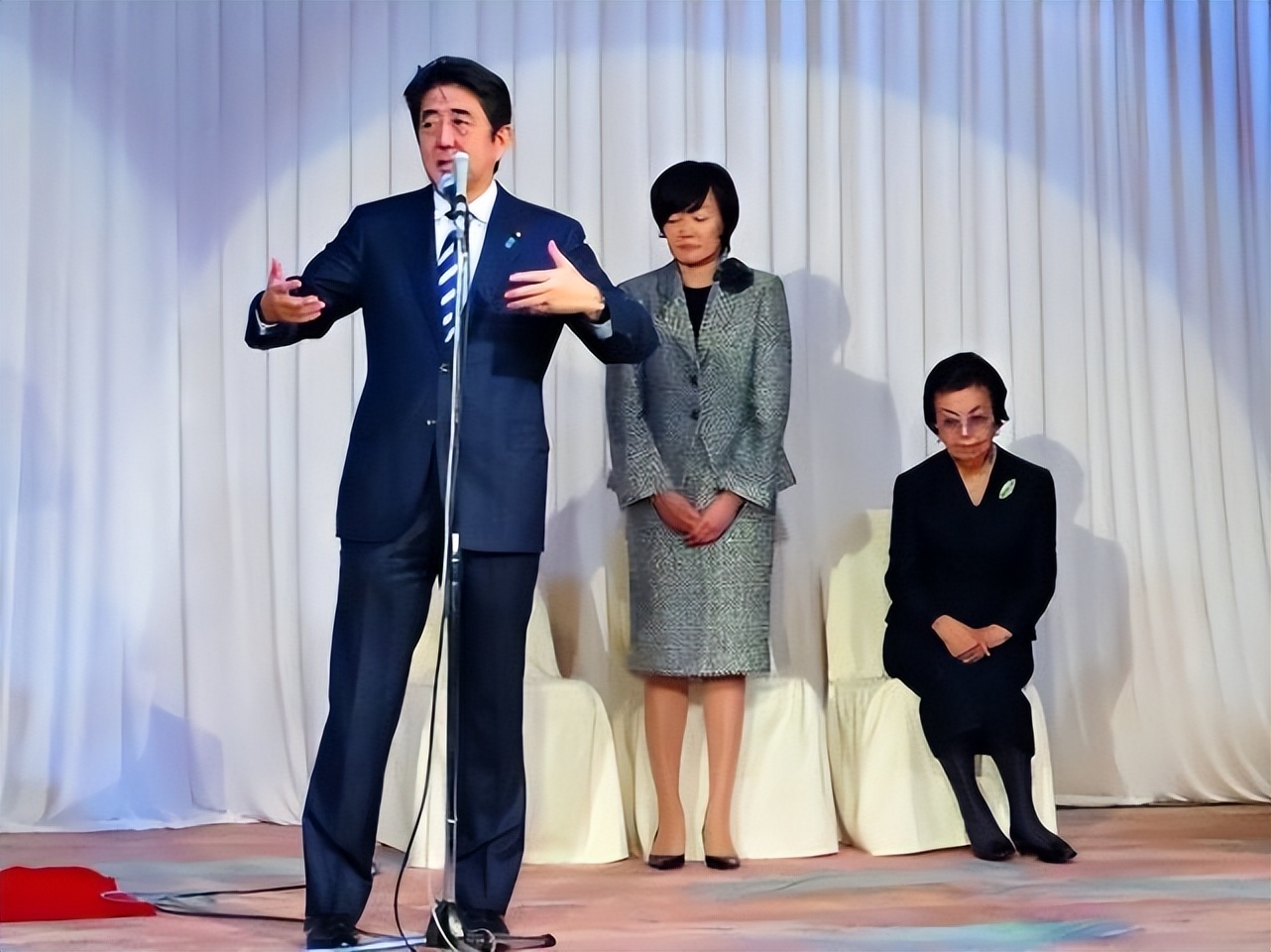 安倍晋三|替安倍发声没有好下场！吕丽萍被禁言，石文瑛被封，北美崔哥道歉