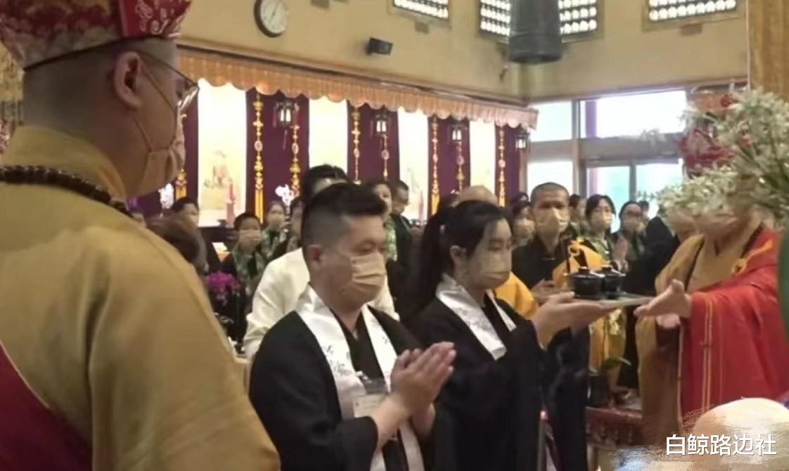 王祖贤|曝55岁王祖贤现身苏州寺庙三课不落！身材发福脸部圆润，一连坚持了22天