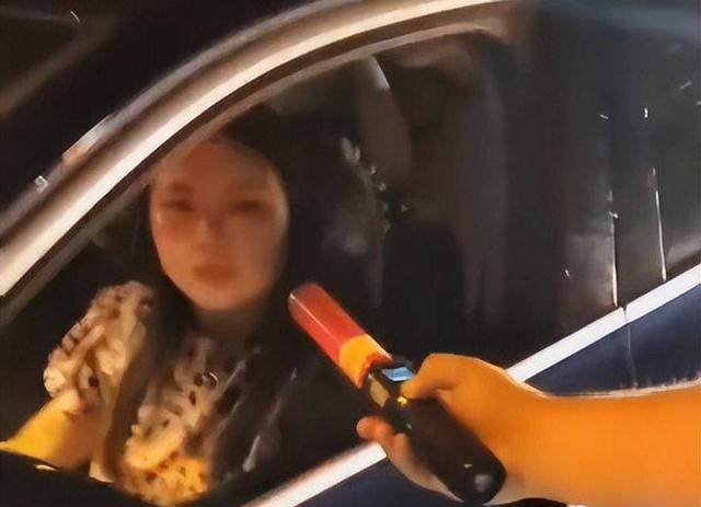 湖南医院血液科主任女子酒驾撞人拖行,丈夫:建议继续开车逃逸!
