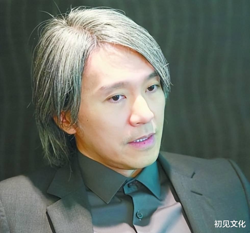 周星驰|周星驰私人行程曝光，与朋友光顾高档日料店，身上外套穿了好多年