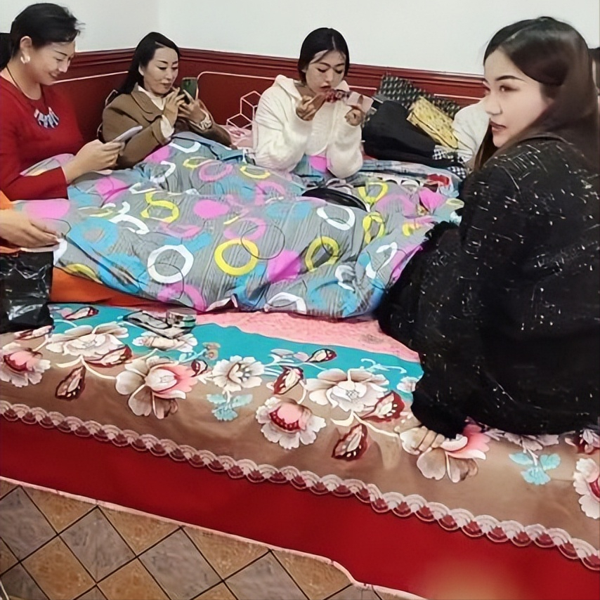 冬天来了,东北的火炕热乎乎:一炕的美女,一个比一个长得俊!