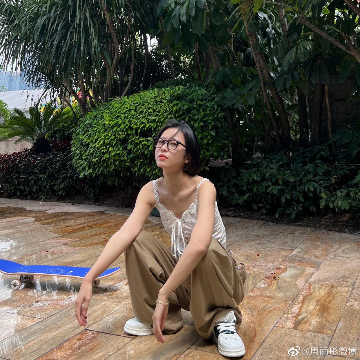 周雨彤拆完头套后的发型，头上顶着龙卷风，炸毛还是挡不住美貌