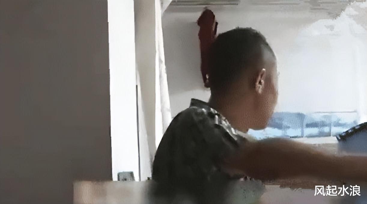 男女楼道里“搞对象”,气得邻居直踹门:我家孩子经常看见