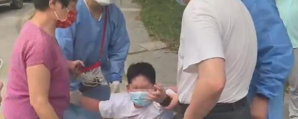 8岁男孩持刀砍医护,扒出生母是贵气“名媛”,那难怪儿子这样
