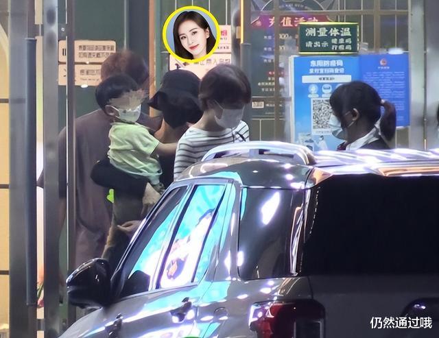 刘诗诗|吴奇隆一家三口深夜聚餐,刘诗诗全程抱娃不撒手,3岁步步超乖巧