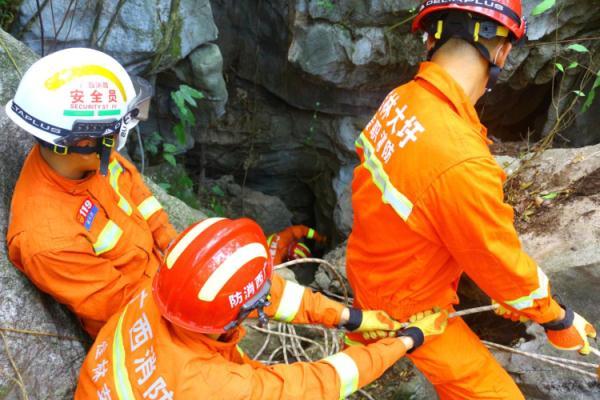 桂林两女子骑越野摩托车翻车坠落20米深山洞