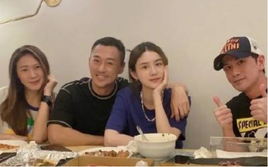 林峰|林峯携娇妻忙聚餐，与女友人贴身合影，却被质疑亲密接触有些不妥