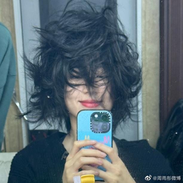 周雨彤拆完头套后的发型，头上顶着龙卷风，炸毛还是挡不住美貌
