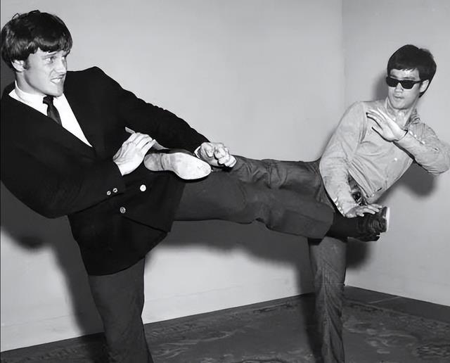 李小龙|没打过擂台的李小龙,却能一拳打飞对手,被方便质疑是配合演戏