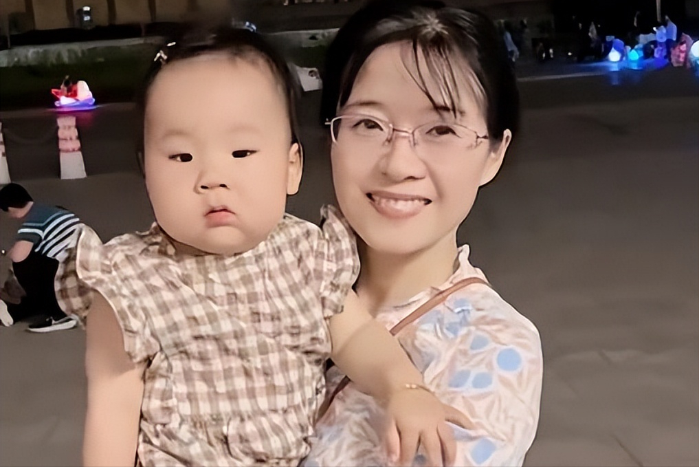 河南濮阳,48岁外婆抱着外孙女,人们都以为是母女:年轻又漂亮