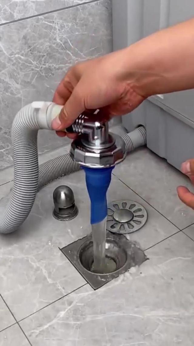 洗衣机排水管不要直接插在地漏里,容易溢水和反味,改一下更好用