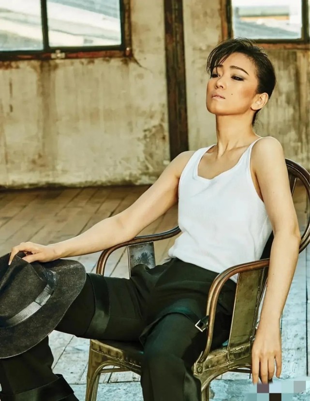 巩俐|56岁巩俐瘦到认不出！穿修身衣撑不起来，短发造型撞脸张艺谋