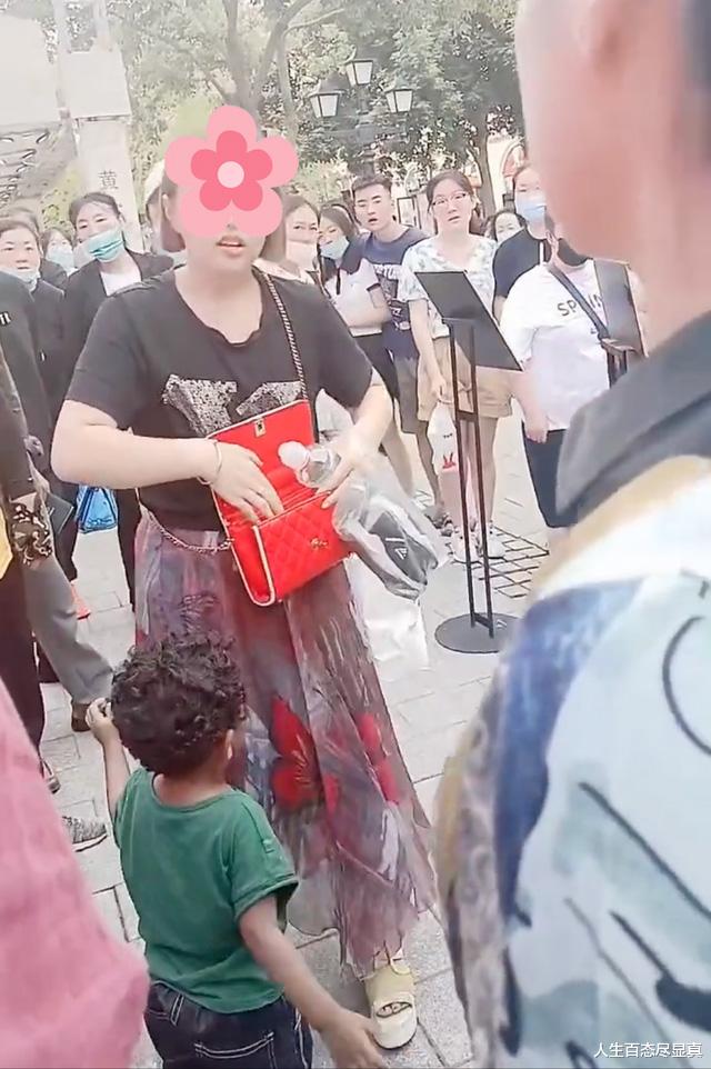 ?女子疑似抛弃黑人小孩,还指责路人多管闲事,交外国男友有风险