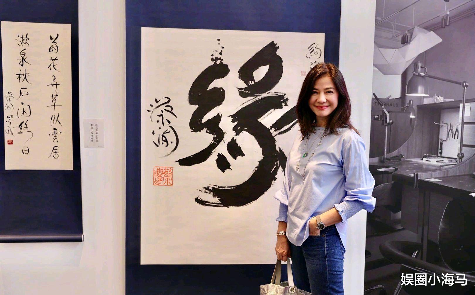 钟楚红|62岁钟楚红晒游玩照，喝咖啡逛公园，容貌与年轻时相差太大