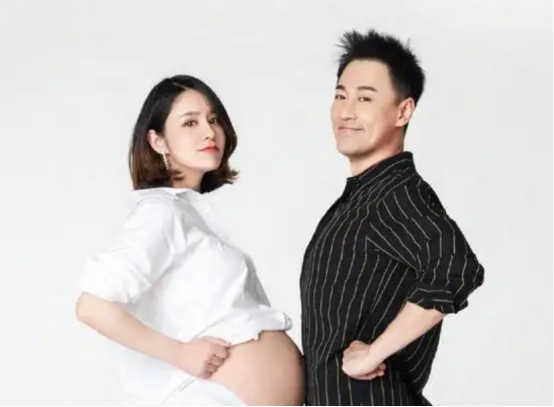 林峰|林峯携娇妻忙聚餐，与女友人贴身合影，却被质疑亲密接触有些不妥