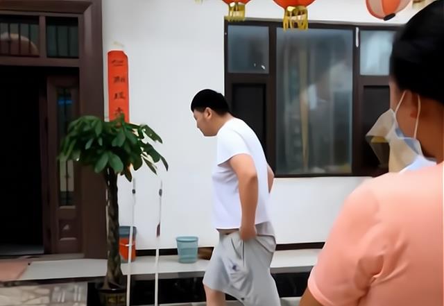 朱之文|大衣哥新儿媳罕见露面,穿白T恤梳丸子头,举止大方不怯场