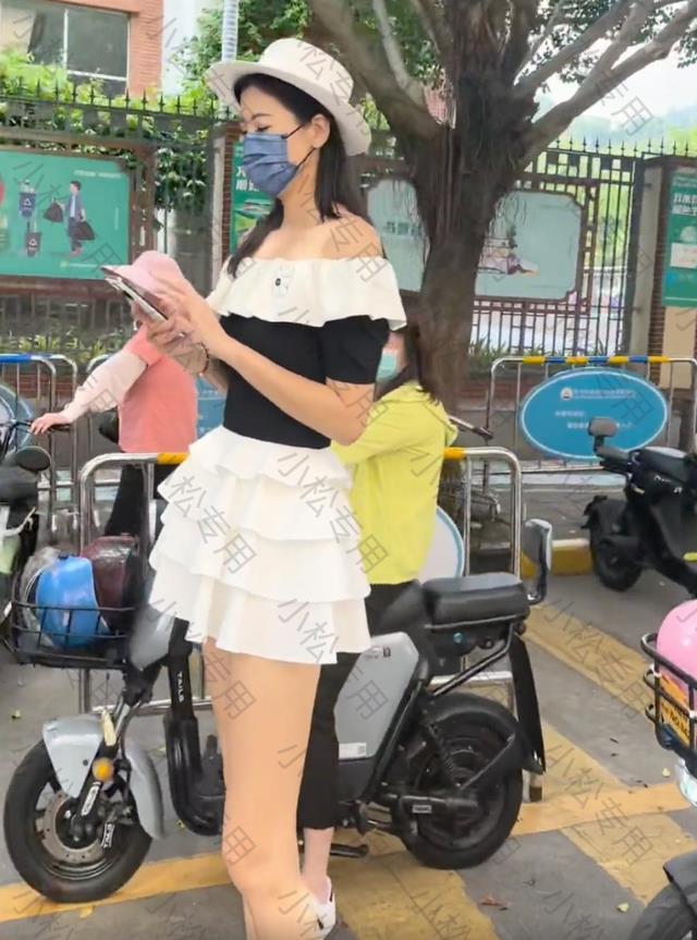 上海:一女子穿短裙接娃放学,旁边的人紧盯着她的大长腿看