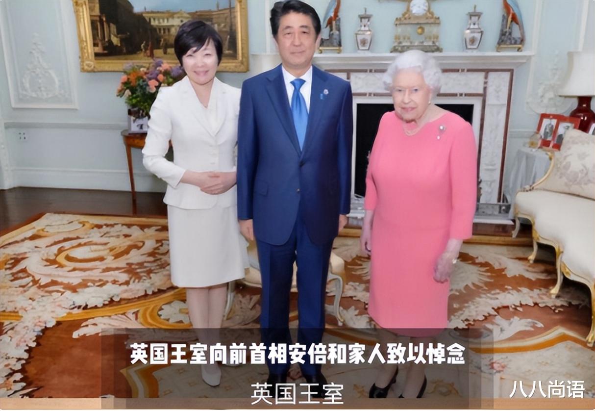 安倍晋三|安倍晋三家中灵堂被曝光，遗照上的安倍穿白衬衫面带微笑，天皇夫妇到场悼念