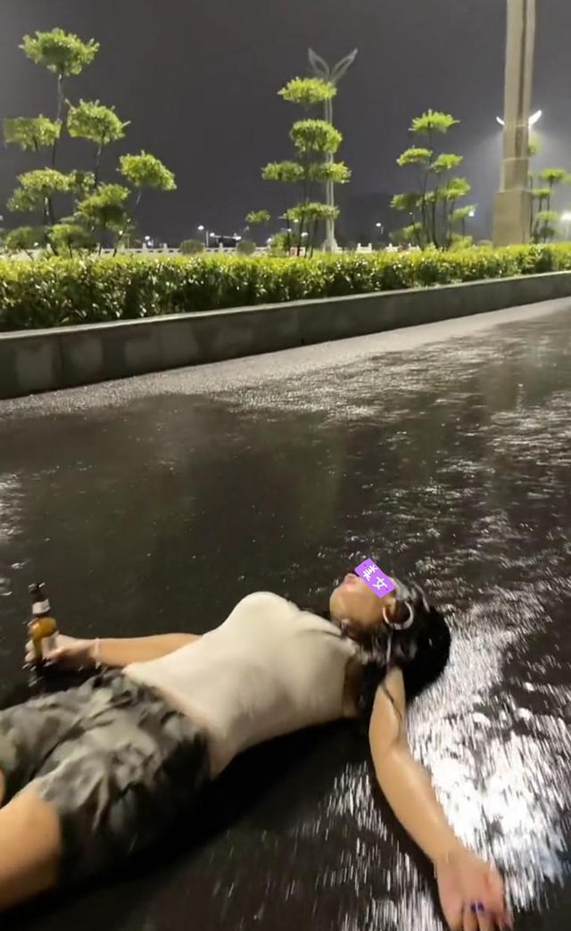 女子有房有车有钱,却因相亲被嫌弃年龄大且不好看,醉倒在马路边