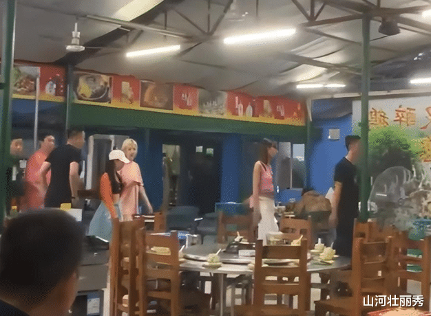 王思聪|王思聪领3美女下乡干活,直接把锄头扛肩上,表情冷漠略显发福