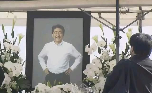 安倍晋三|奥萨卓玛公开悼念安倍，亲自去现场拜祭，称他的功绩深入人心？