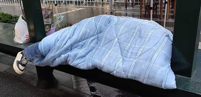 女子露宿零下几度的街头,不要钱不说话,居于一方天地悠然自得