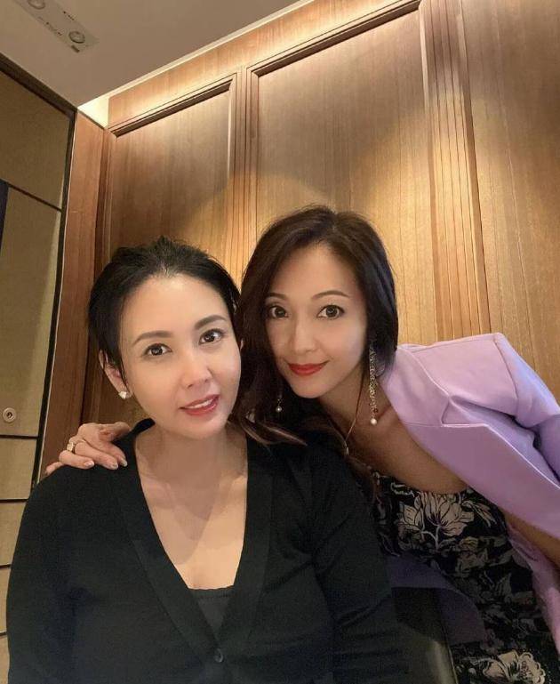 邱淑贞|邱淑贞被曝，穿低胸上衣比女儿还俏丽，名表暴露贵妇身份