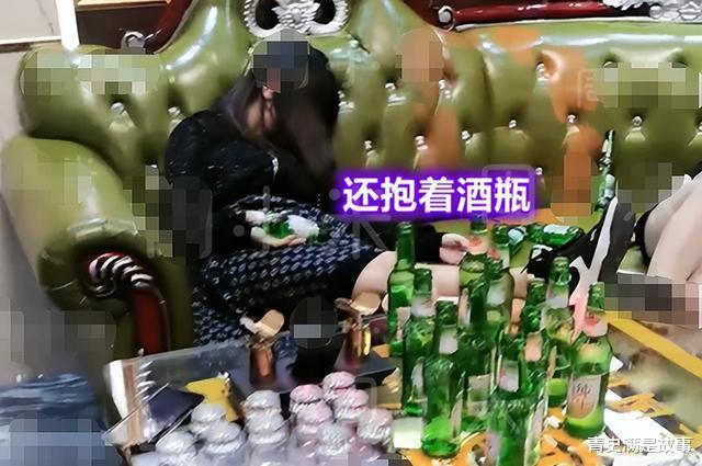 江苏5闺蜜KTV聚会，酒后乱躺沙发形象全无，服务员行为引热议