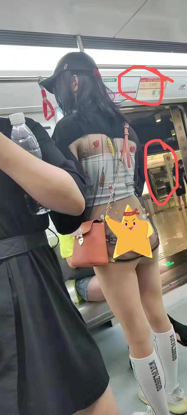 重庆地铁女孩穿搭奇特，悠然自在，网友：咋好意思出门？