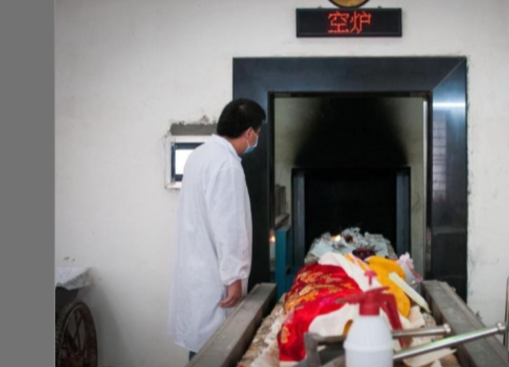 女尸死而复生,家属欣喜若狂,法警却走进来,对女尸头部连开两枪!