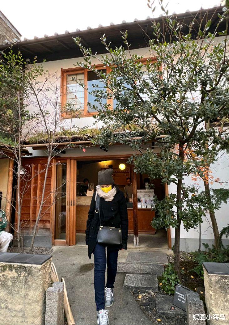 钟楚红|62岁钟楚红晒游玩照，喝咖啡逛公园，容貌与年轻时相差太大