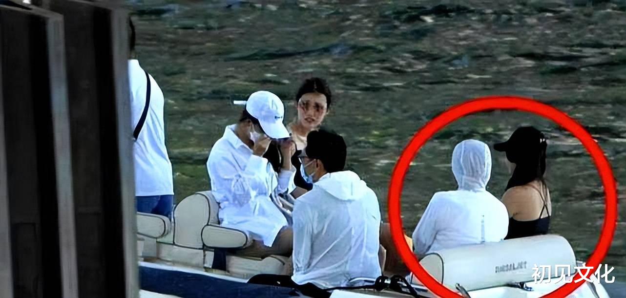 周星驰|周星驰私人行程曝光，与朋友光顾高档日料店，身上外套穿了好多年