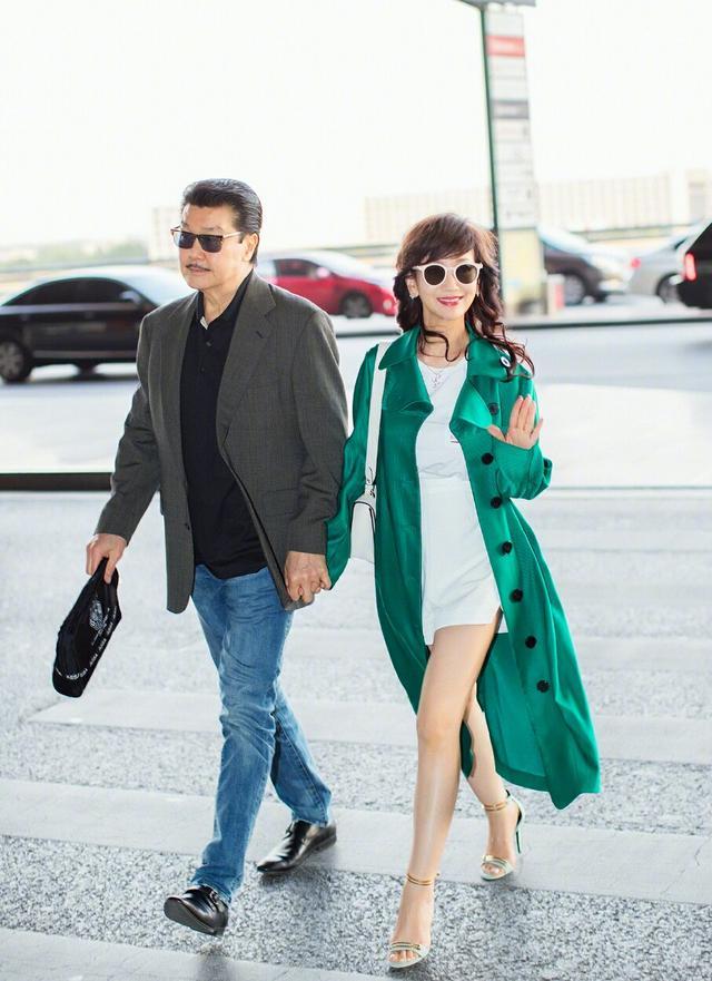 赵雅芝|68岁赵雅芝不惧38度高温跑步，打扮精致穿10厘米高跟鞋仍步伐稳健