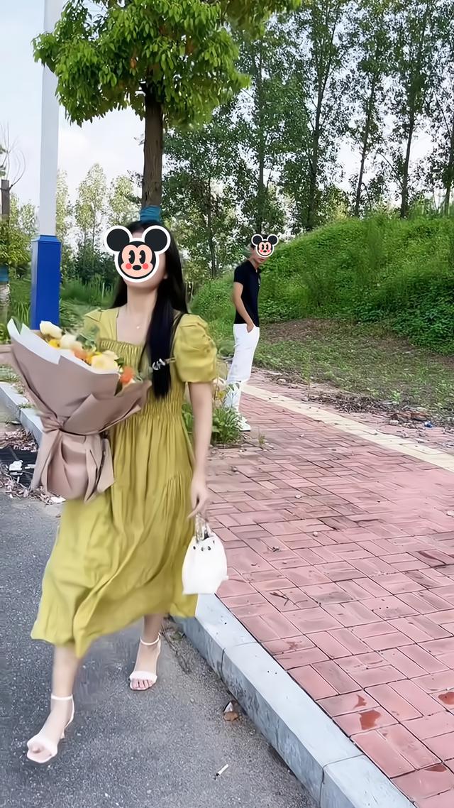 女子手捧鲜花向男子表白，男子不愿意接受：我不想替别人养孩子