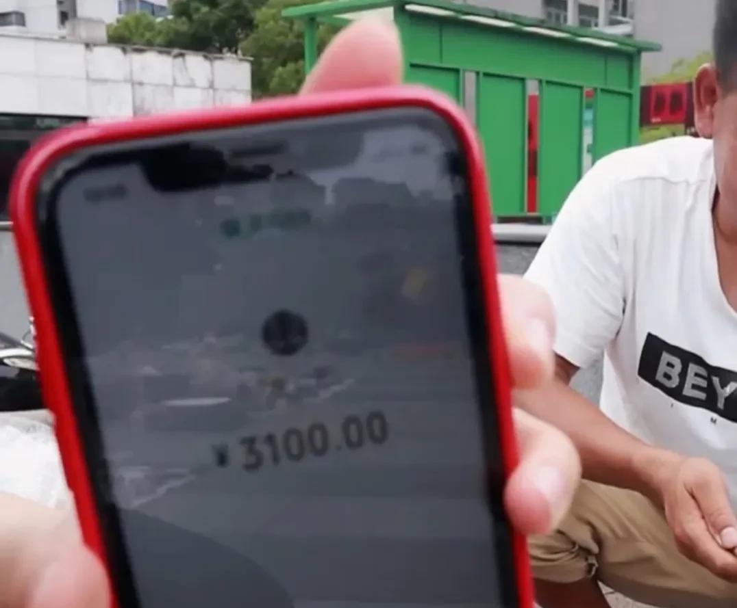 纪实一女子喜欢古董,花3100块在地摊上买下瓷粥罐,成交后老板就收摊了