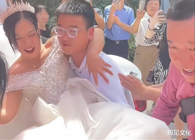 浙江：14岁儿子抱起38岁妈妈出嫁，新郎身份披露，更多真相被曝光