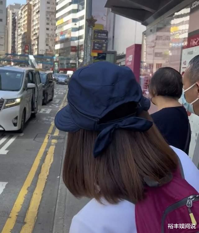 刘銮雄|71岁富商刘銮雄再度现身街头!三个保镖持六块白毛巾,独自行走精神好