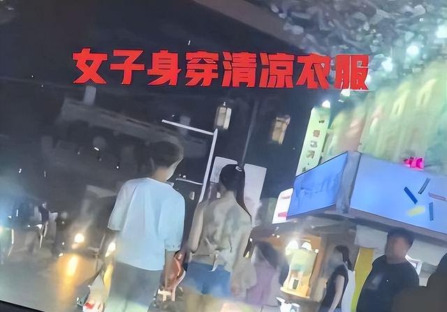 案例：女子穿着一块布逛夜市，露出满背文身引热议，男友贴心护腰