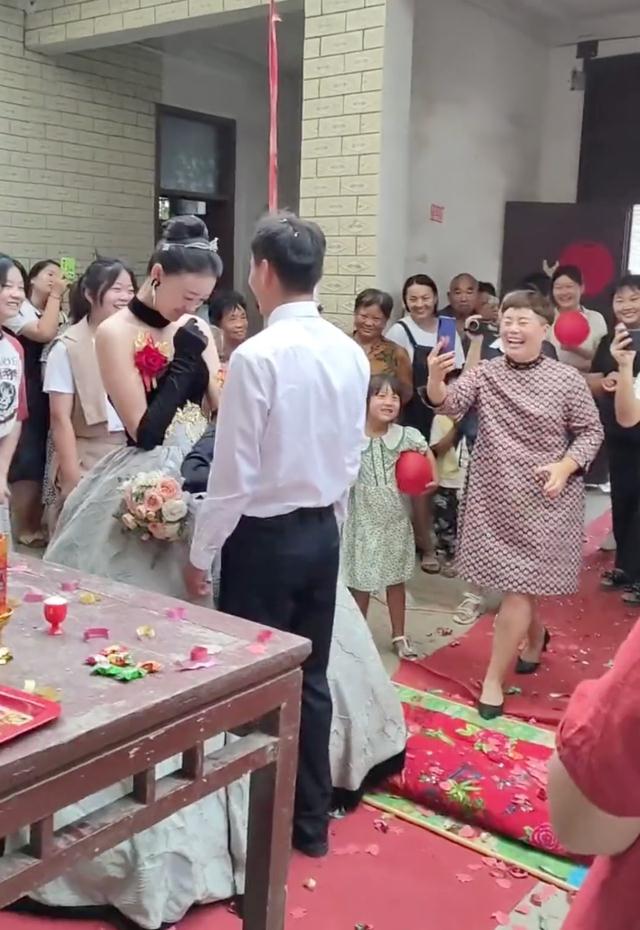 美女嫁给平庸男子，网友酸意满满，奉劝新郎婚后不要外出打工