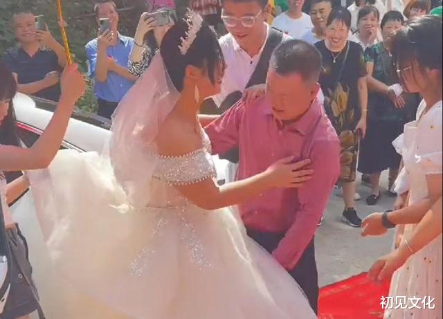浙江：14岁儿子抱起38岁妈妈出嫁，新郎身份披露，更多真相被曝光