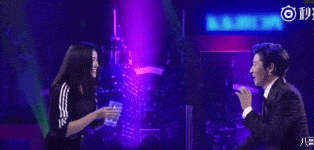 歌手王蓉拿起水杯图片，歌手王蓉拿起水杯视频-第4张图片