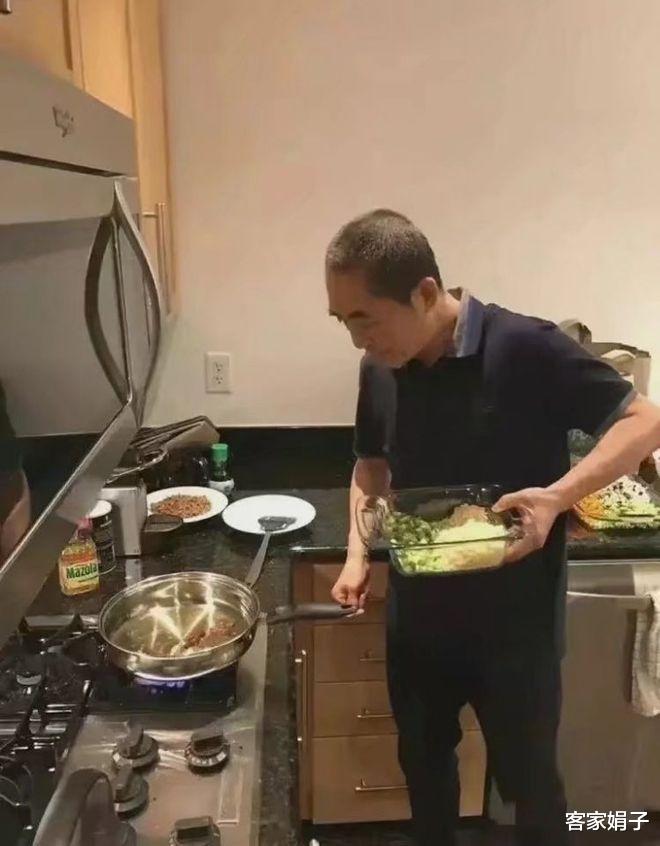 张艺谋|你信吗？张艺谋已携全家跑路美国？七月曾辟谣说卖豪宅不为出国！