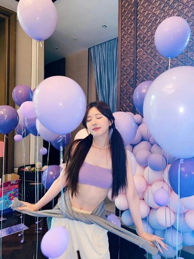 赵露思|赵露思晒紫色天空,梦幻感十足,光脚坐窗台上,与东方明珠塔同框