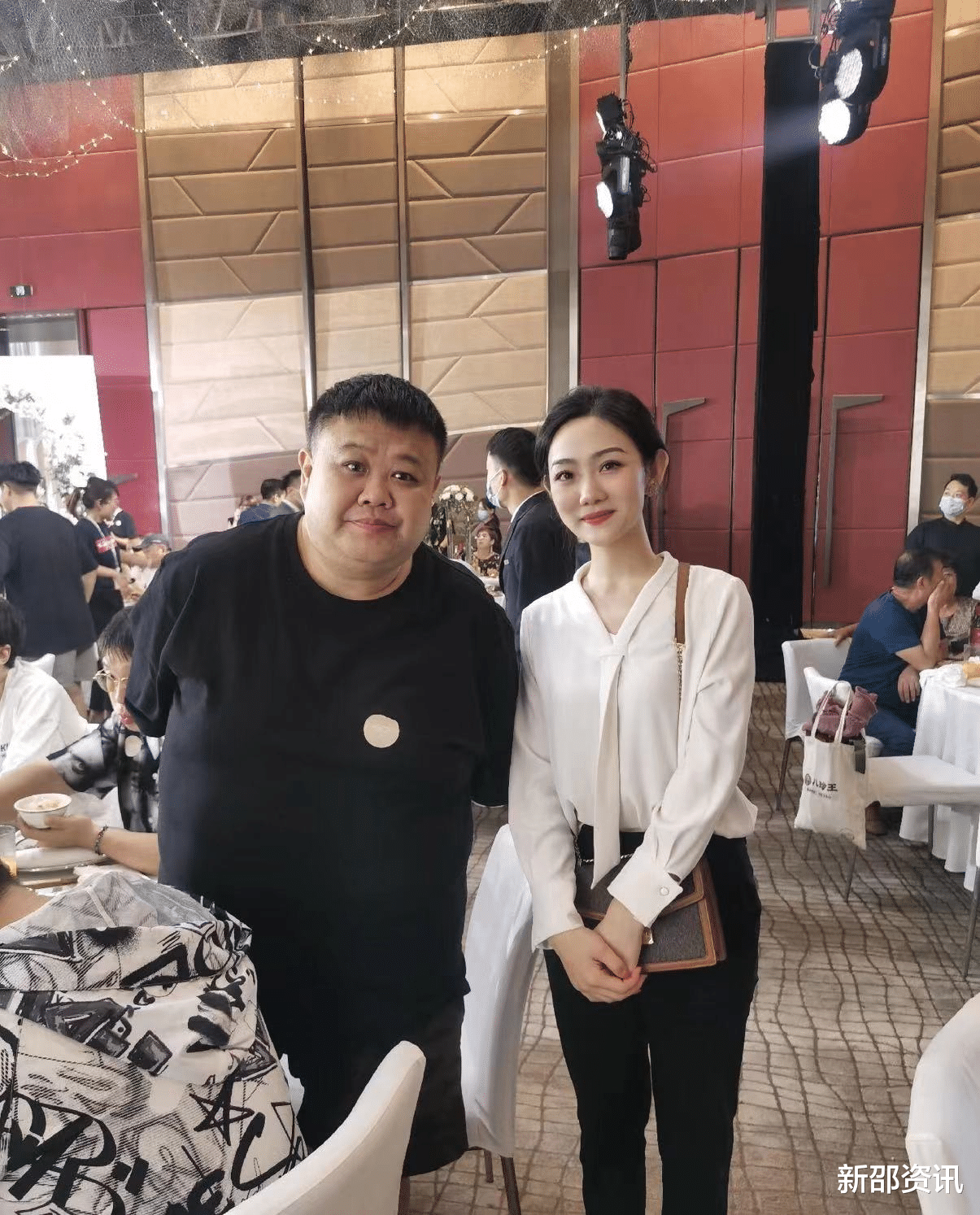 贾玲|31岁喜剧演员大婚众星祝贺！老板贾玲热泪盈眶，德云社演员也现身