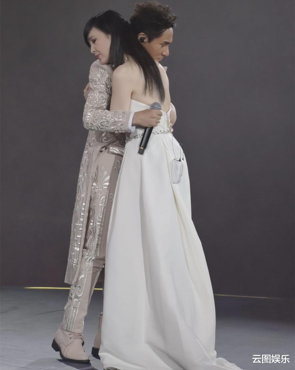 周慧敏|周慧敏现身演唱会！54岁穿露背装大秀身材，网友：我还想娶她