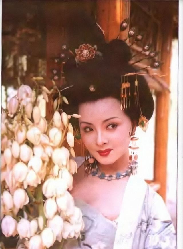 周洁|“最美杨贵妃”周洁：花费20万美金包机回国回家第五天便香消玉殒