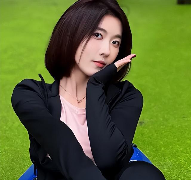 网红聂小雨晒游湖照“半拉拉链”,网友:不如不穿